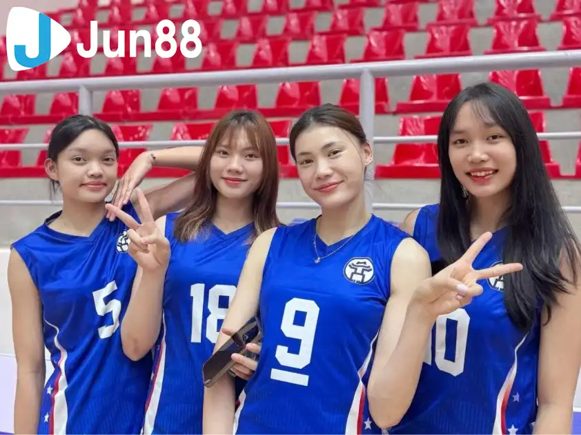 Các trụ cột của đội bóng chuyền nữ Hà Nội - ứng viên cho suất lên chơi ở giải VĐQG mùa giải năm sau. Ảnh: FBNV